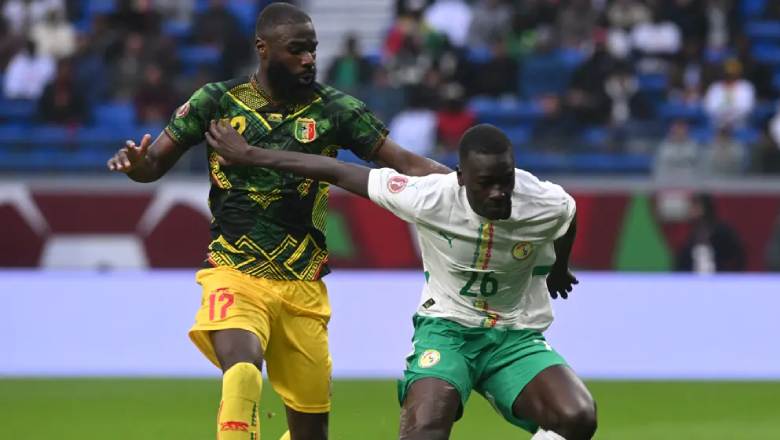Senegal beat 10-man Mali to book AFCON semi-finals spot - Ảnh 1