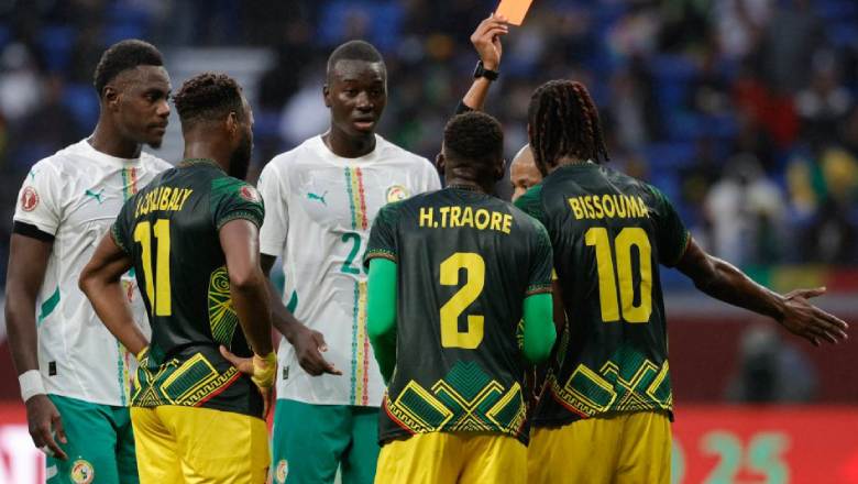 Senegal beat 10-man Mali to book AFCON semi-finals spot - Ảnh 2
