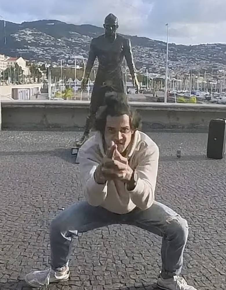 Cristiano Ronaldo statue torched in Portugal, police launch hunt for vandals - Ảnh 1