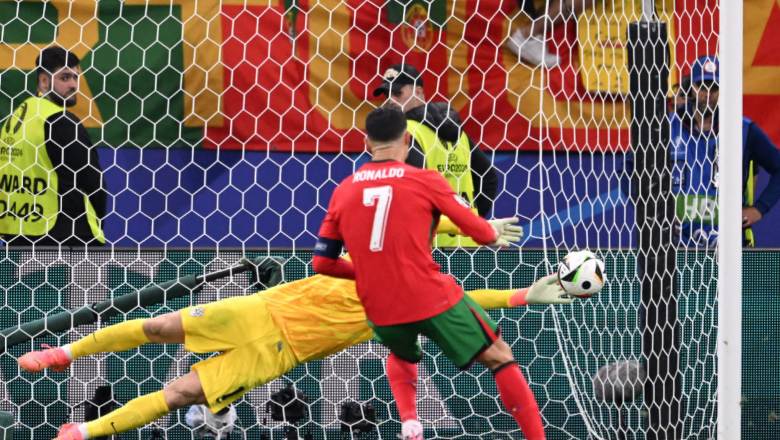 What is a penalty kick in football? The players with the most goals in history - Ảnh 1