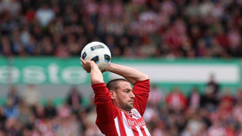 What is a throw-in in football? Explaining the mechanics of a legal restart - Ảnh 1