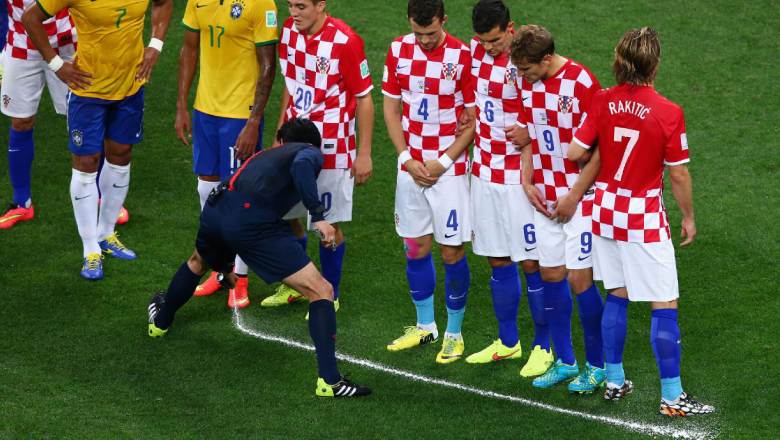 What do referees spray on the field? How a simple tool ensures fair play during free kicks - Ảnh 1