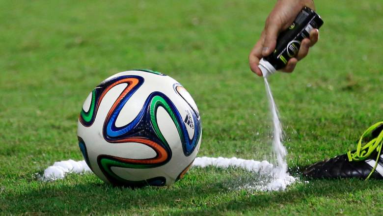 What do referees spray on the field? How a simple tool ensures fair play during free kicks - Ảnh 2