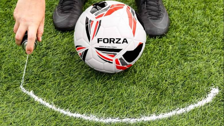 What do referees spray on the field? How a simple tool ensures fair play during free kicks - Ảnh 3